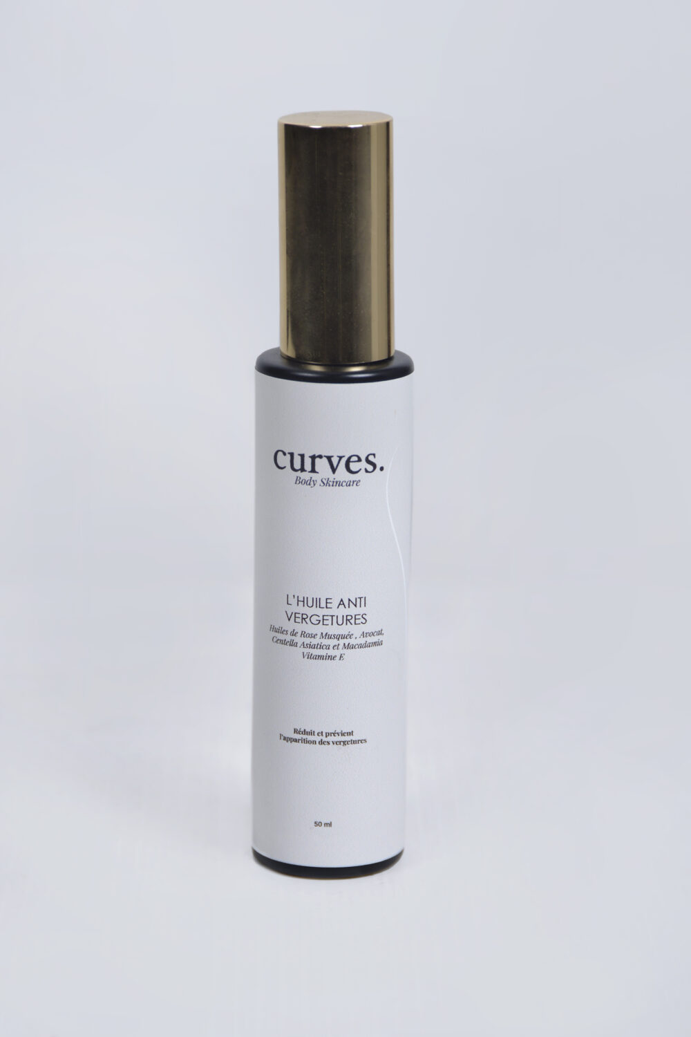 L'huile anti-vergetures nourrit et hydrate la peau grâce à sa formule 100% naturelle. Enrichie en huiles végétales comme l'argan, la rose musquée et l'avocat, elle améliore l'élasticité de la peau et réduit l'apparence des vergetures. Sa texture légère pénètre rapidement, laissant la peau douce et souple.