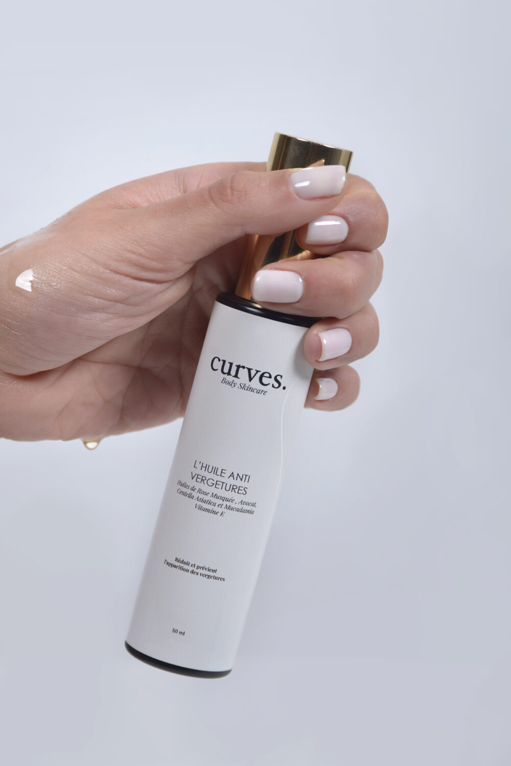 Cette huile anti-vergetures 100% naturelle, enrichie en huiles végétales (rose musquée, argan, avocat) et vitamine E, hydrate et nourrit la peau en profondeur. Elle améliore l’élasticité de la peau et réduit l’apparence des vergetures. Sa texture légère pénètre rapidement sans laisser de film gras, laissant la peau douce et souple.